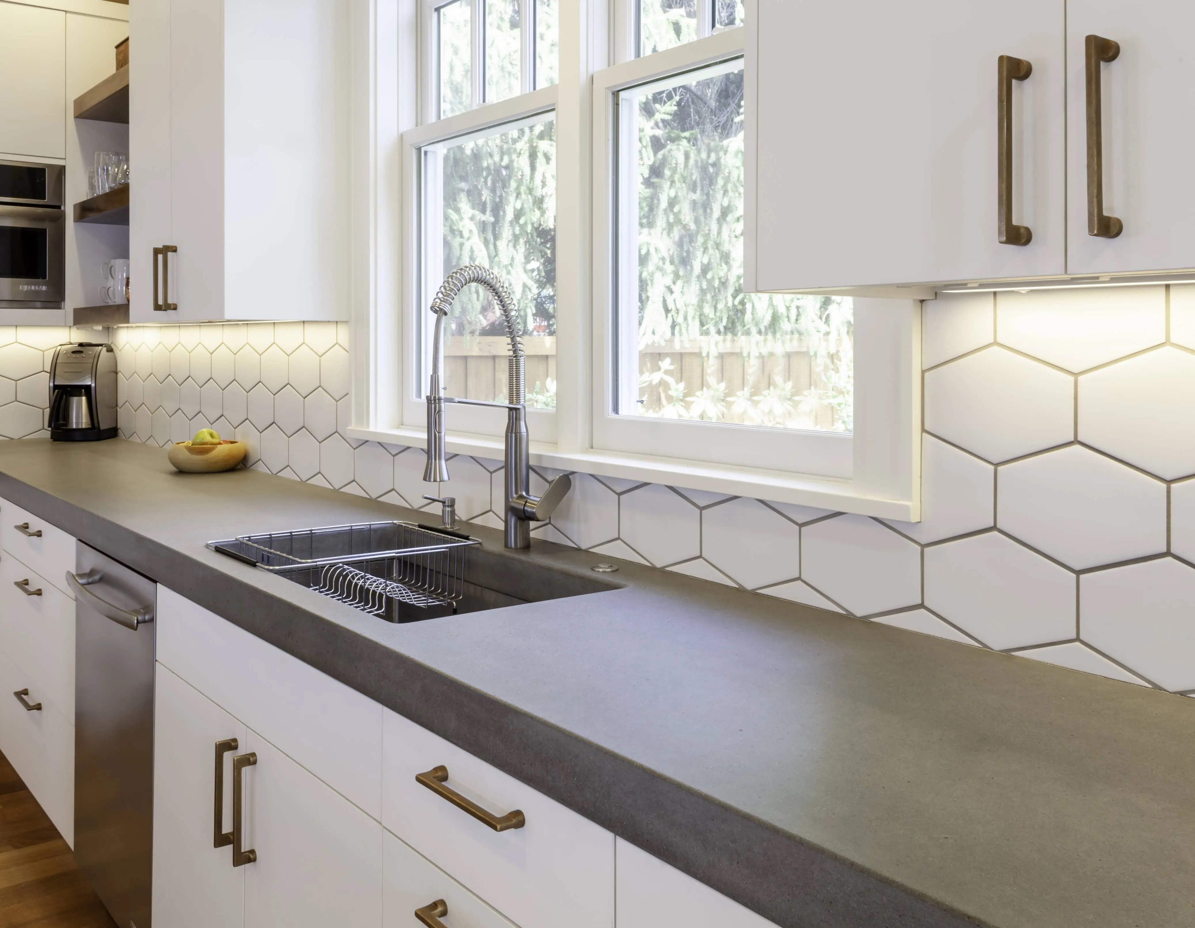 Steering Clear of Kitchen Countertop Confusion: Quartz or Granite?